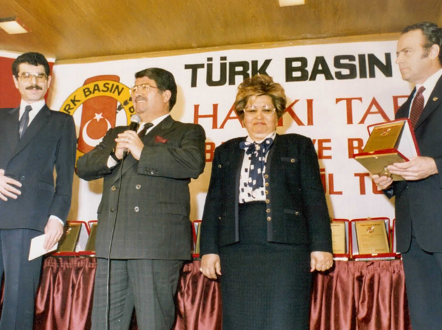 Kutlay Doğan, Başbakan Turgut Özal, eşi Semra Özal ve 
xxxxxTürk Basın Birliği Başkanı Engin Baydar ile bir ödül töreninde